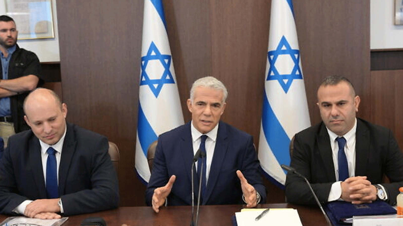 رئيس الوزراء يئير لبيد (وسط) في اجتماع لمجلس الوزراء قبيل توقيع اتفاقية الحدود البحرية مع لبنان. 27 تشرين الثاني\أكتوبر 2022(الحكومة الإسرائيلية)