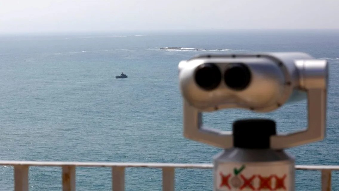 تقوم سفن البحرية الإسرائيلية بدوريات في مياه البحر الأبيض المتوسط ​​قبالة معبر إسرائيل عند رأس الناقورة ، المعروفة في لبنان برأس الناقورة ، وهي منطقة حدودية بين البلدين، 4 أكتوبر 2022