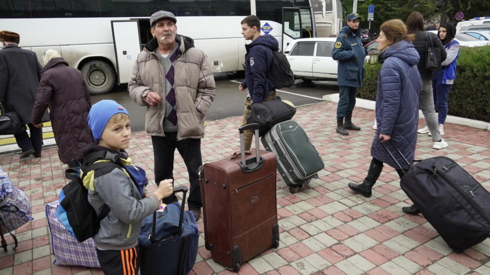 مدنيون تمّ إجلاؤهم من مدينة خيرسون يتجمّعون في محطة سكة حديد في بلدة دجانكوي في القرم لإجلائهم إلى داخل روسيا في 26 أكتوبر 2022