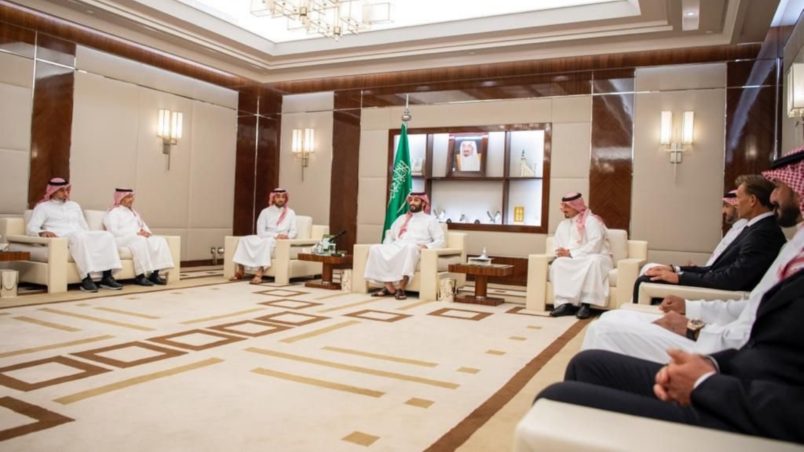 ولي العهد السعودي الأمير محمد بن سلمان بن عبدالعزيز، يستقبل لاعبي المنتخب السعودي الأول لكرة القدم وأعضاء الجهازين الفني والإداري في مكتبه بجدة