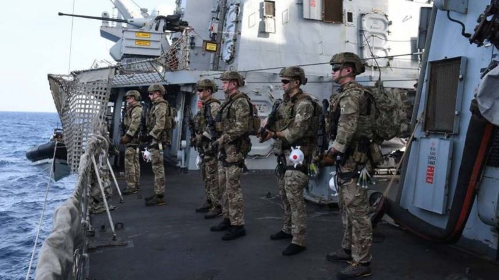 صورة من وزارة الدفاع البريطانية لجنود بحرية يتجهزون لمهماتهم 