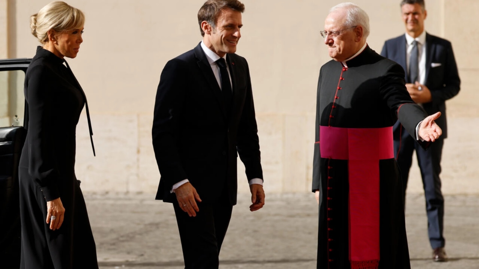الرئيس الفرنسي إيمانويل ماكرون وزوجته بريجيت عند وصولهما الى الفاتيكان في 24 أكتوبر 2022