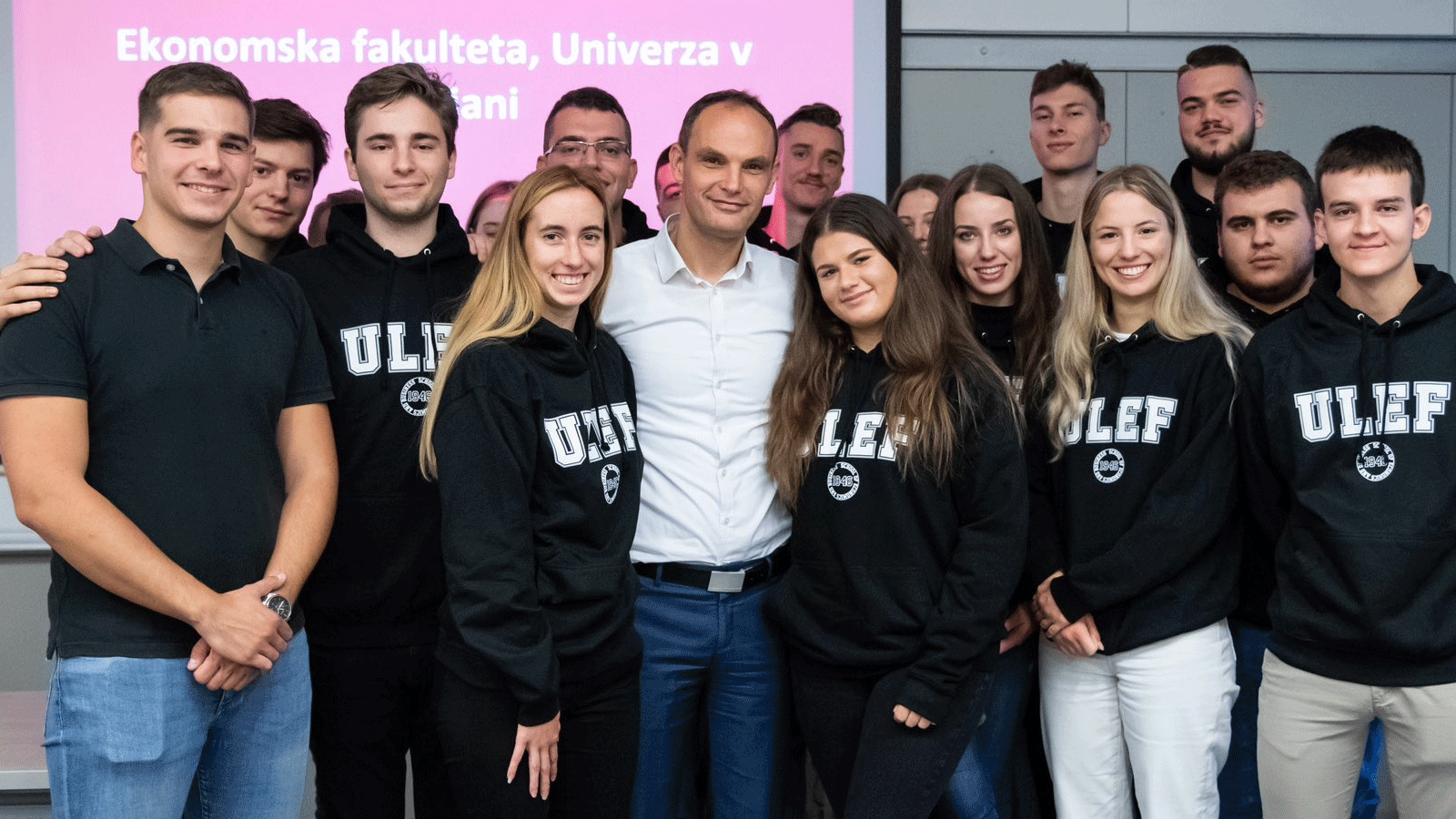 وزير الخارجية السابق انزه لوغار يتصدر السباق بـ 30,1 بالمئة من نوايا التصويت، بحسب آخر استطلاعات الرأي.(صورة مع فريق عمله الانتخابي من صفحته على تويتر)