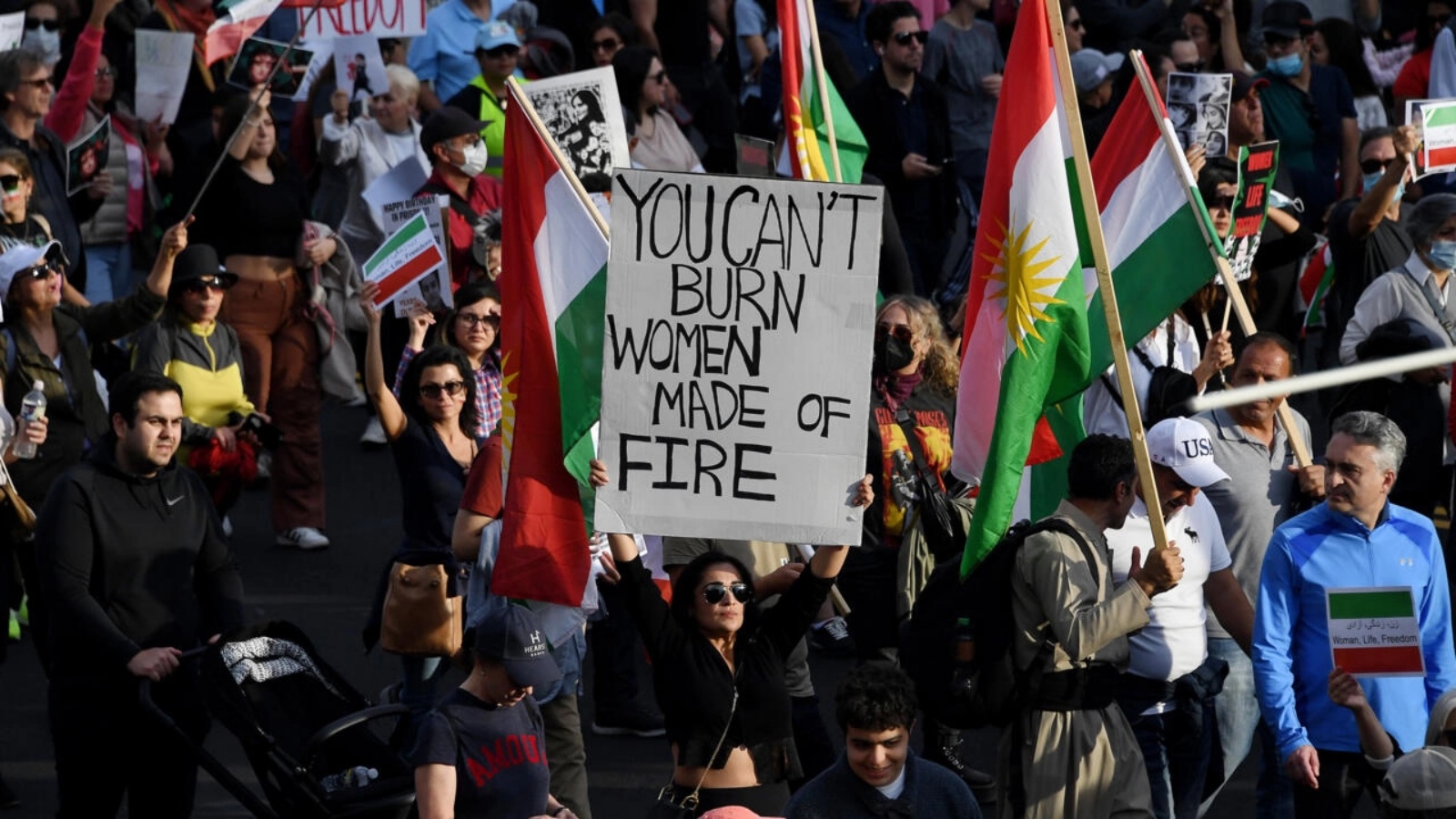 متظاهرون يسيرون في واشنطن لإظهار الدعم للمظاهرات التي تجتاح إيران
