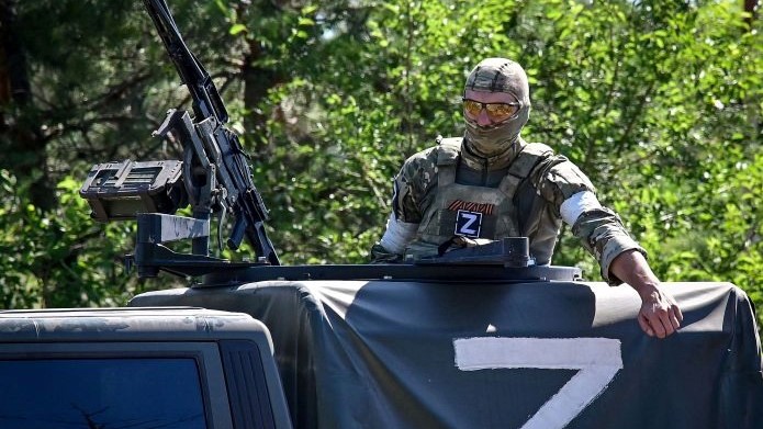 جندي روسي فوق آلية عسكرية في أوكرانيا