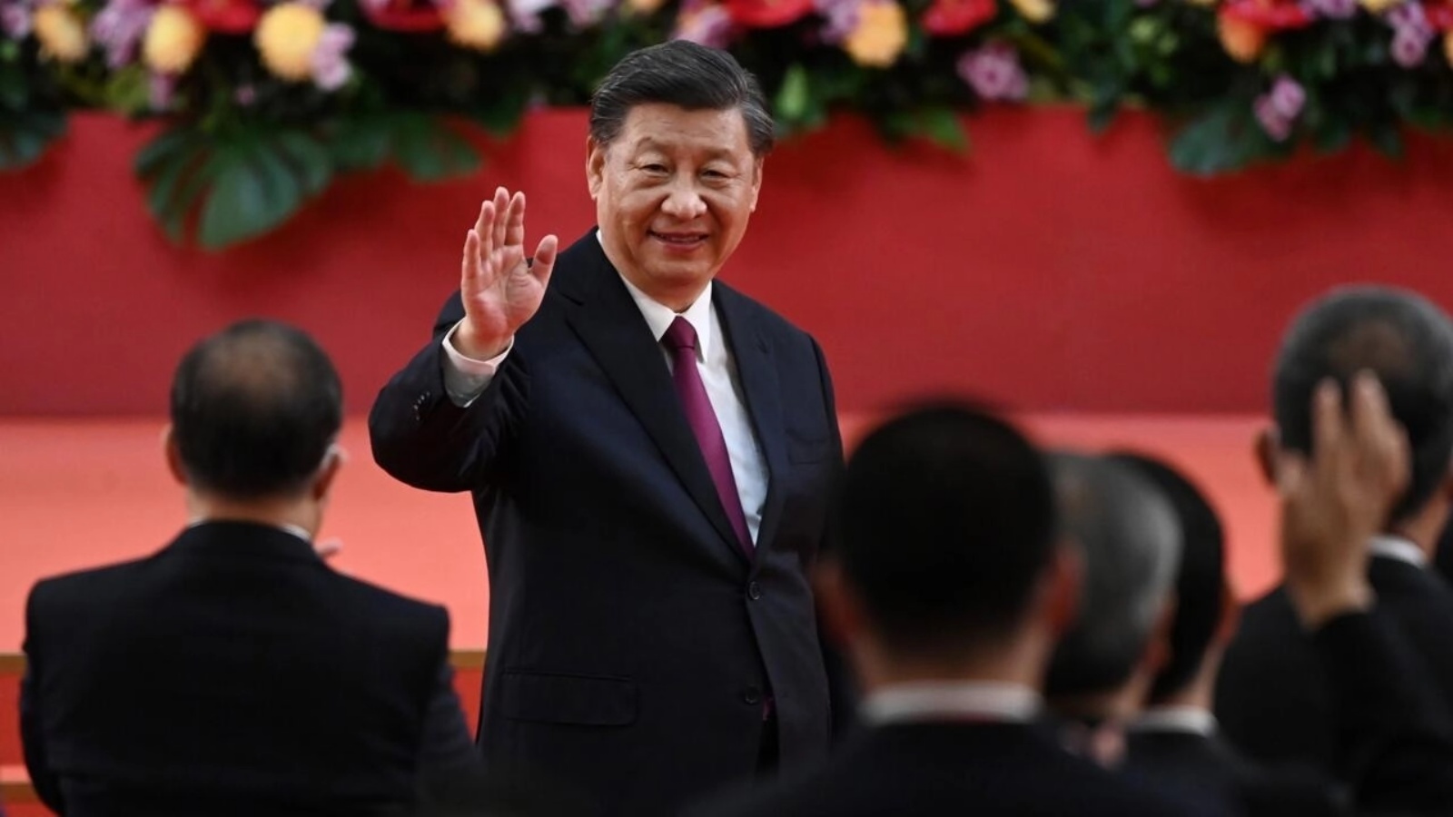 الرئيس الصيني شي جينبينغ إثر إلقائه خطاباً في هونغ كونغ في حفل أداء الحاكم الجديد للمدينة جون لي اليمين الدستورية في 1 يوليو 2022