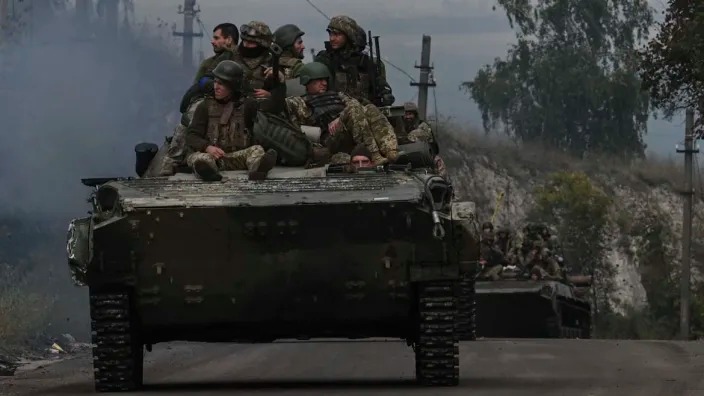 قوات روسية في منطقة خاركيف الأوكرانية قبل خروجهم منها أخيرًا
