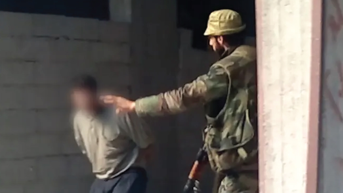 صورة مقتطعة من الفيديو الذي نشرته "غارديان" عن مجزرة حي التضامن في دمشق