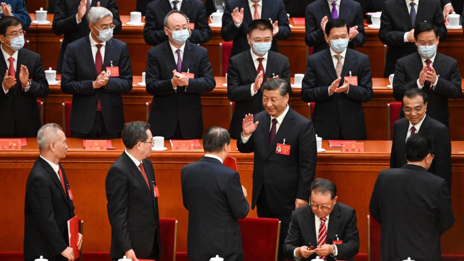 أعضاء الحزب الشيوعي يصوتون لإعادة انتخاب الرئيس الصيني شي جينبينغ (وسط)