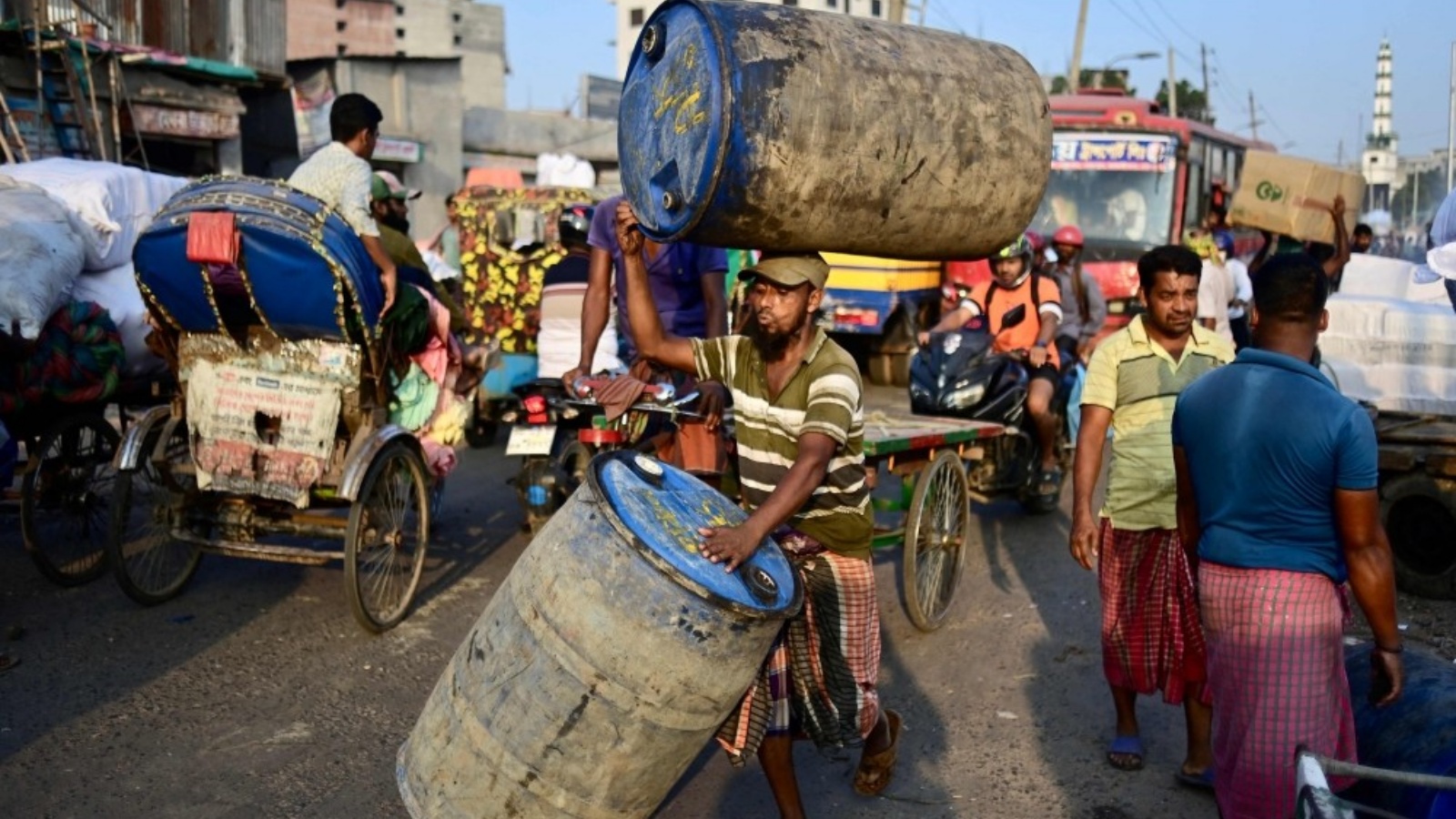 بنغلادش تبدأ عمليات إجلاء مئات آلاف الأشخاص قبيل إعصار