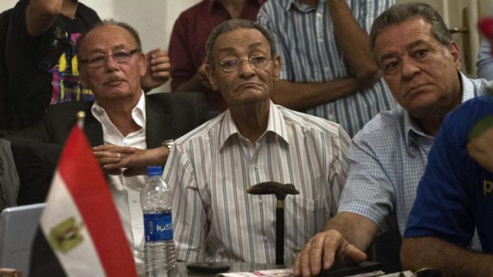 الكاتب المصري بهاء طاهر (وسط) يحضر لقاء مع مثقفين مصريين خلال أخد الاعتصامات