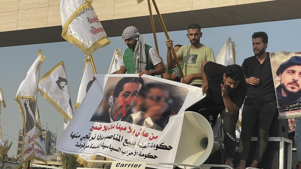 محتجو تظاهرات بغداد يرفضون في 25 تشرين الاول اكتوبر 2022 تشكيل حكومة السوداني على اساس بيع الوزاراتللاحزاب السياسية (تويتر)