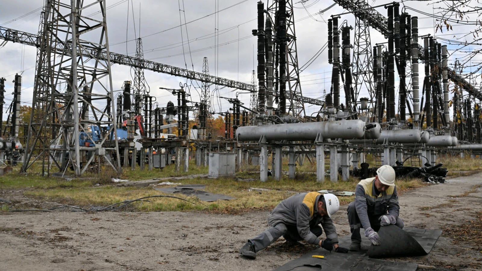 عمال الطاقة يحاولون إصلاح الاعطال التي ضربت الشبكة جراء القصف الروسي