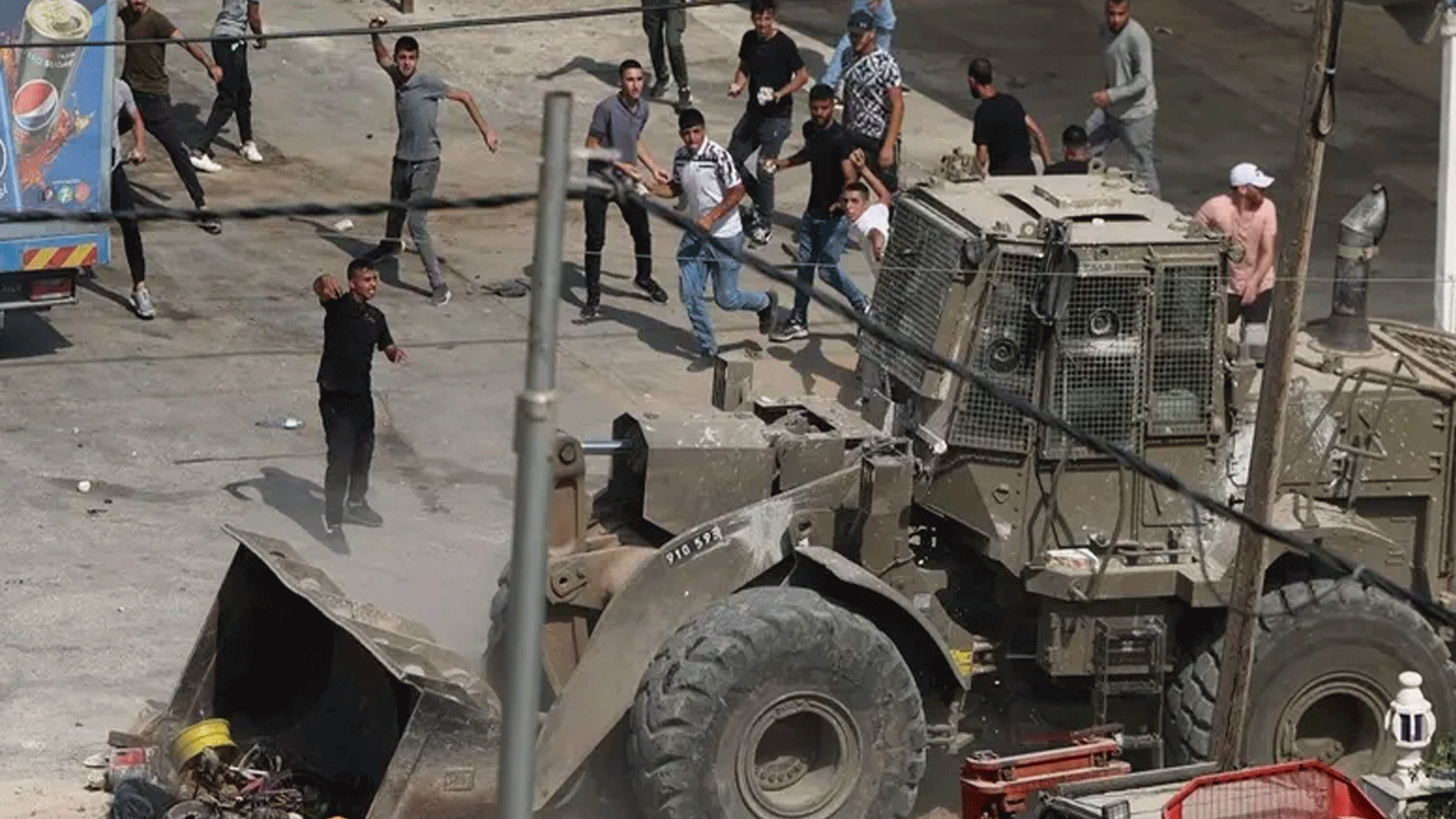 فلسطينيون يرشقون مركبات للجيش الإسرائيلي بالحجارة خلال اشتباكات في بلدة الرجيب شرقي مدينة نابلس بالضفة الغربية المحتلة