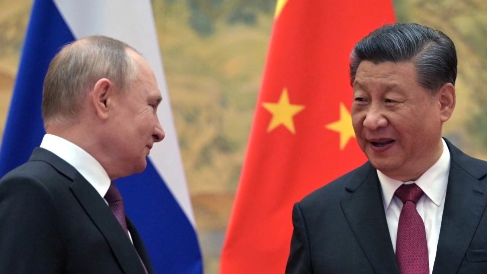 الرئيس الروسي فلاديمير بوتين، إلى اليسار، والرئيس الصيني شي جين بينغ يقفان لالتقاط صورة خلال لقائهما في بكين، في 4 فبراير 2022