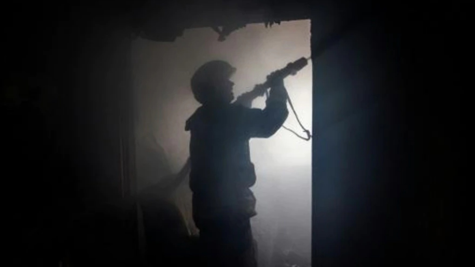 رجل إطفاء أوكراني يطفئ حريقاً في مبنى سكني بعد قصف بلدة باخموت الواقعة على خط المواجهة في منطقة دونيتسك في شرق أوكرانيا، في 29 أكتوبر 2022، وسط الغزو العسكري الروسي لأوكرانيا