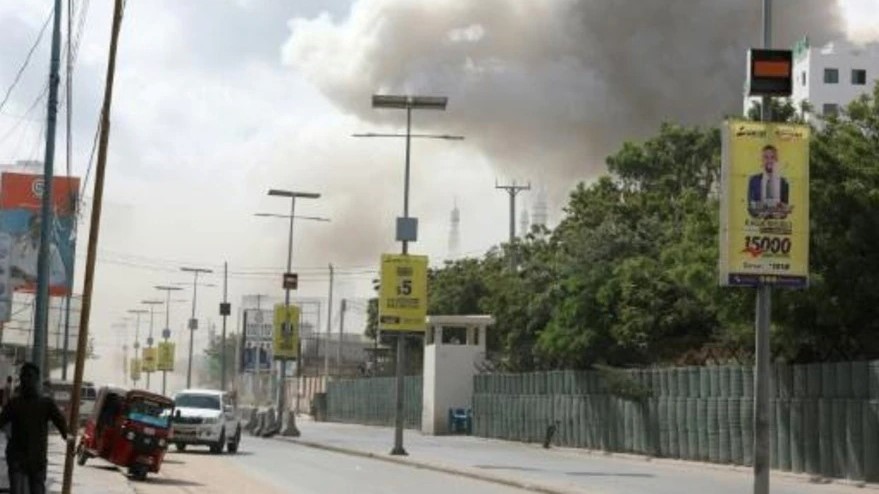  دخان يتصاعد من محيط وزارة التربية في مقديشو بعد انفجار سيارتين مفخختين في 29 تشرين الاول/اكتوبر 2022