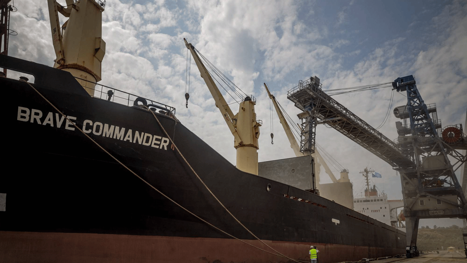 سفينة مستأجرة من الأمم المتحدة محملة بأكثر من 23000 طن متري من الحبوب في يوجني، أوكرانيا