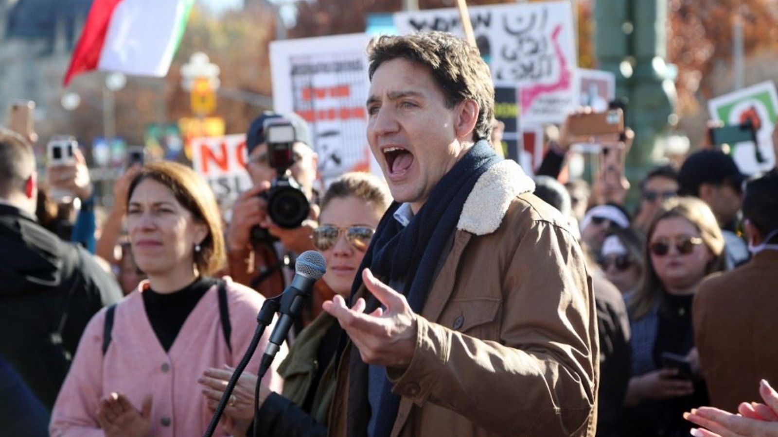 رئيس الوزراء الكندي جاستن ترودو ينضم إلى مسيرة مع محتجّين تجمّعوا في العاصمة أوتاوا السبت 29 أكتوبر دعمًا للحركة الاحتجاجيّة التي تشهدها إيران