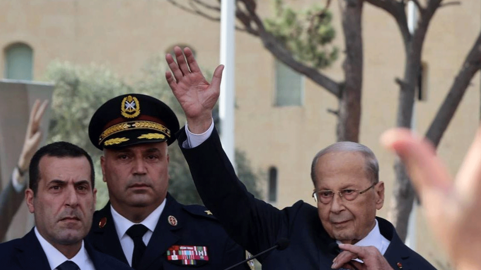 الرئيس اللبناني ميشال عون يلوح لمؤيديه أمام القصر الجمهوري في بعبدا قبل أن يلقي كلمة بمناسبة انتهاء ولايته شرق العاصمة بيروت في 30 تشرين الأول\أكتوبر 2022.