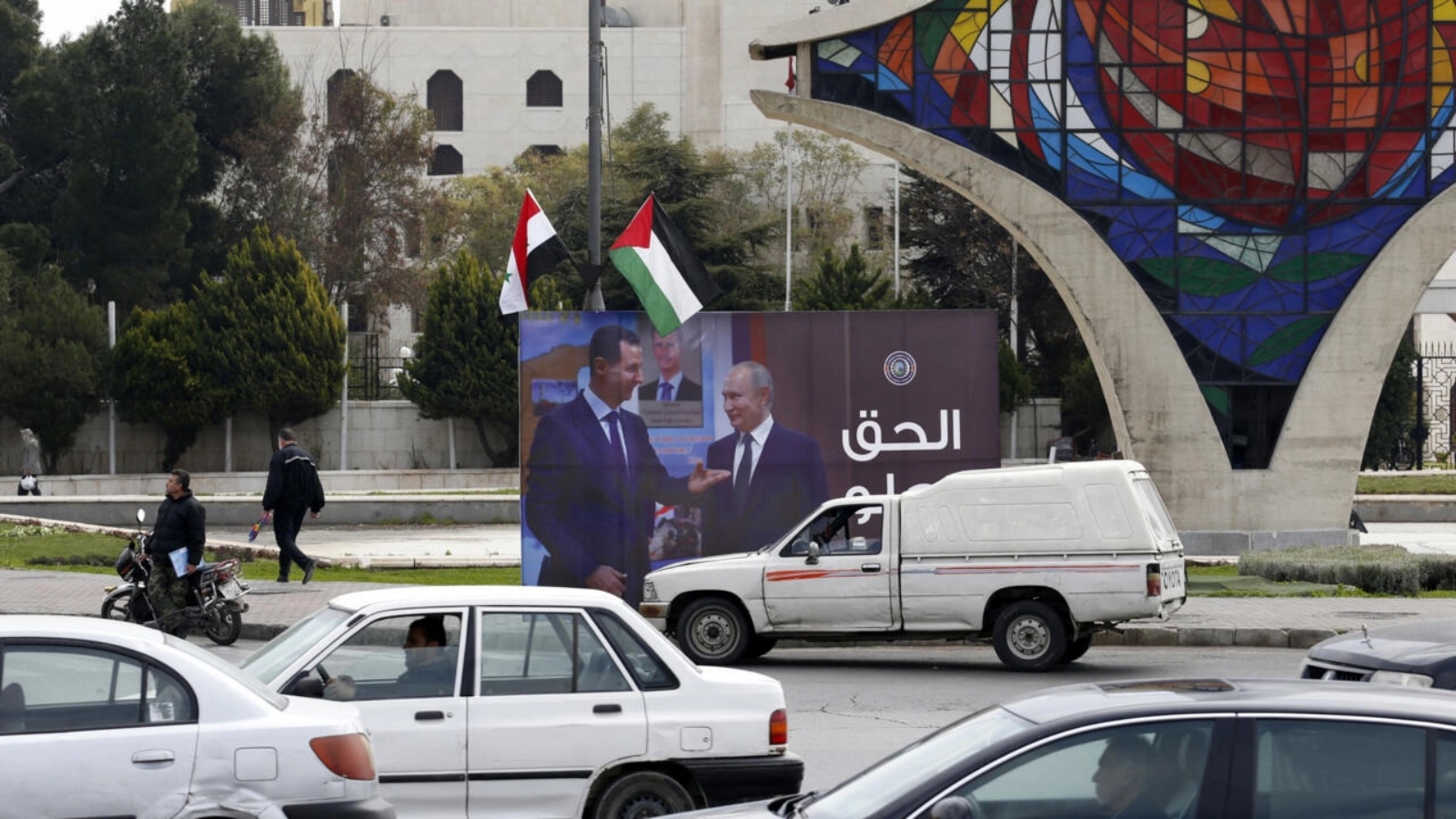 صورة عملاقة مرفوعة في ساحة الأمويين في دمشق في 8 مارس 2022، يظهر فيها الرئيس السوري بشار الأسد متحدثاً مع نظيره الروسي فلاديمير بوتين