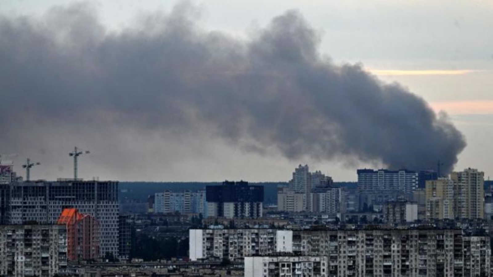 الدخان يتصاعد بعد عدة انفجارات ضربت العاصمة الأوكرانية كييف