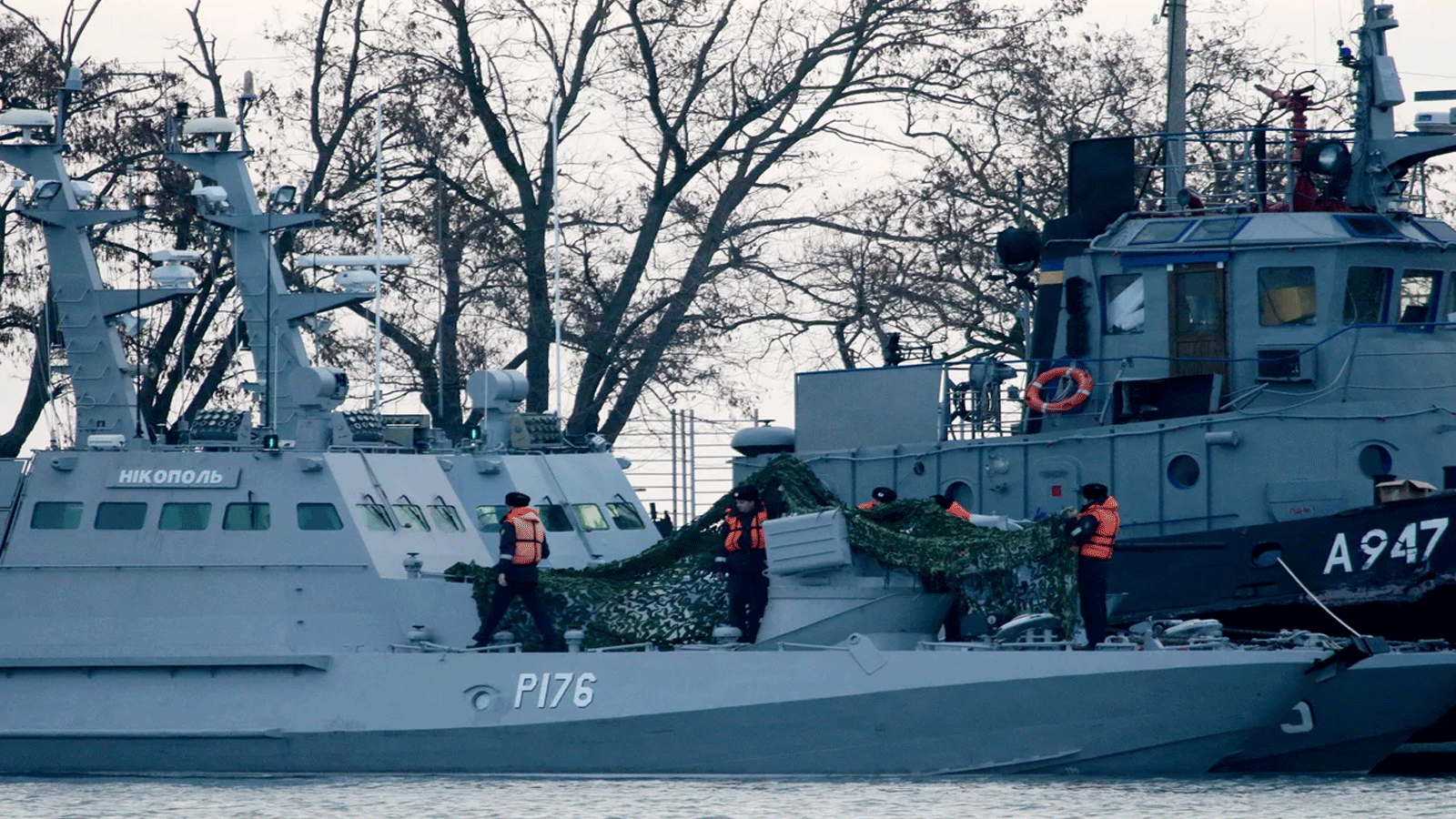  سحب الزورق الحربي نيكوبول (على اليسار) وزورق القطر ياني كابو التابعين للبحرية الأوكرانية إلى ميناء كيرتش(TASS)