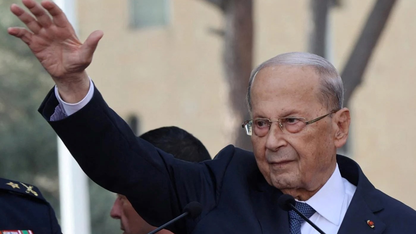 الرئيس اللبناني السابق ميشال عون متحدثًا إلى أنصاره قبيل مغادرة قصر بعبدا في 30 أكتوبر 2022