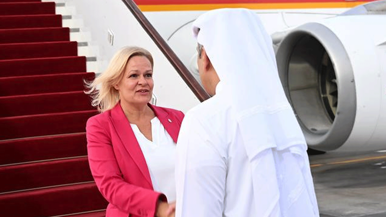استقبال وزيرة الداخلية الألمانية نانسي فايسر في مطار الدوحة(dpa)