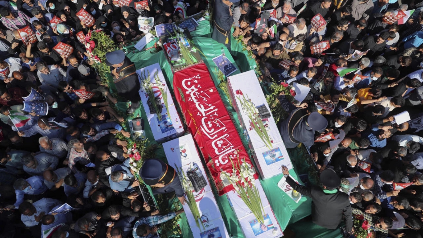 مشيعون يشاركون في جنازة ضحايا هجوم على مرقد ديني في مدينة شيراز في جنوب إيران في 29 أكتوبر 2022 