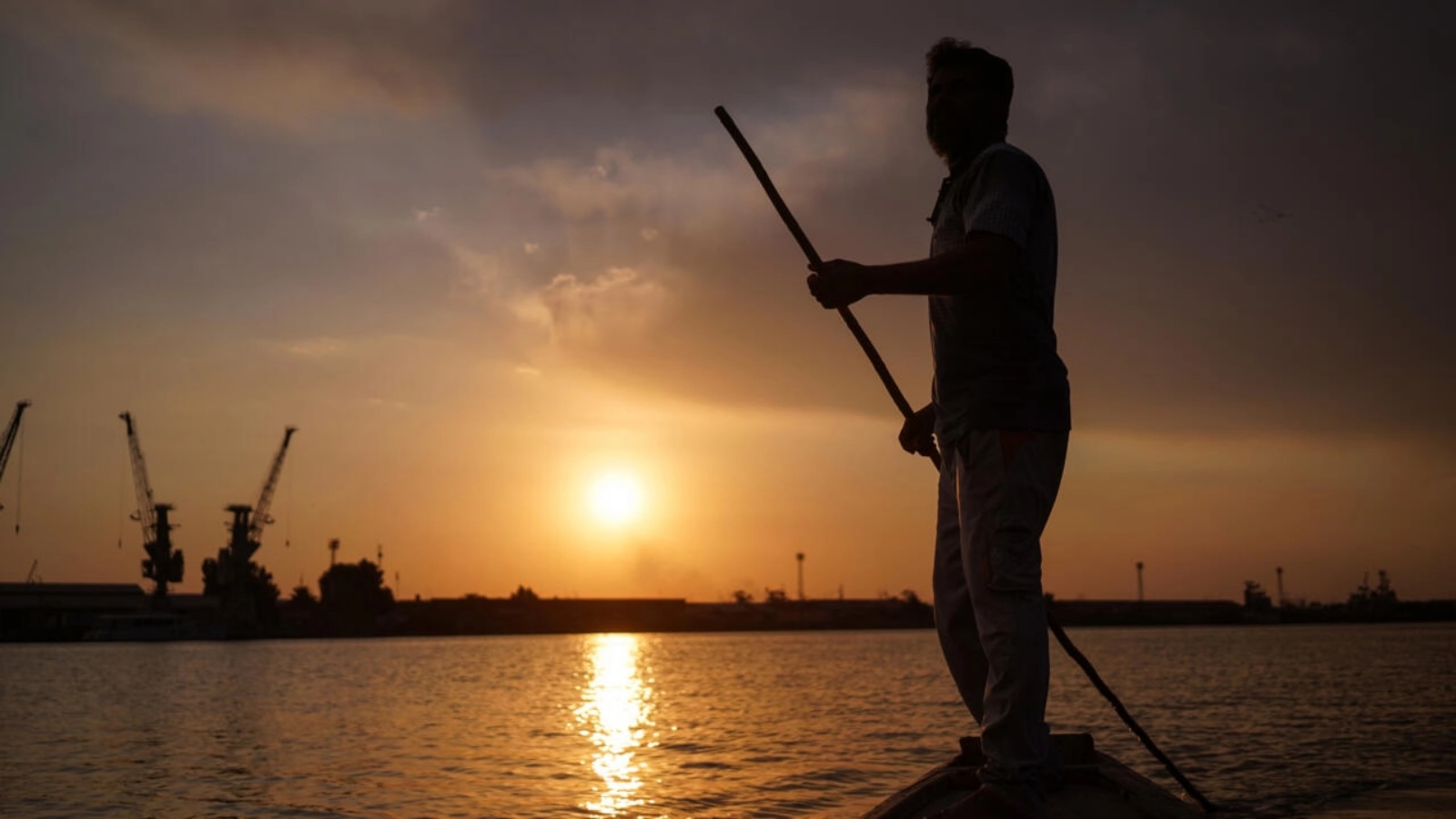 غروب الشمس على نهر دجلة: الصياد العراقي نعيم حداد يجوب شط العرب بالقرب من البصرة