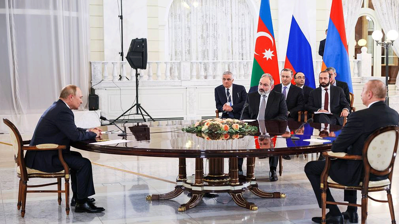 الرئيس الروسي فلاديمير بوتين، ورئيس الوزراء الأرميني نيكول باشينيان، والرئيس الأذربيجاني إلهام علييف(TASS)