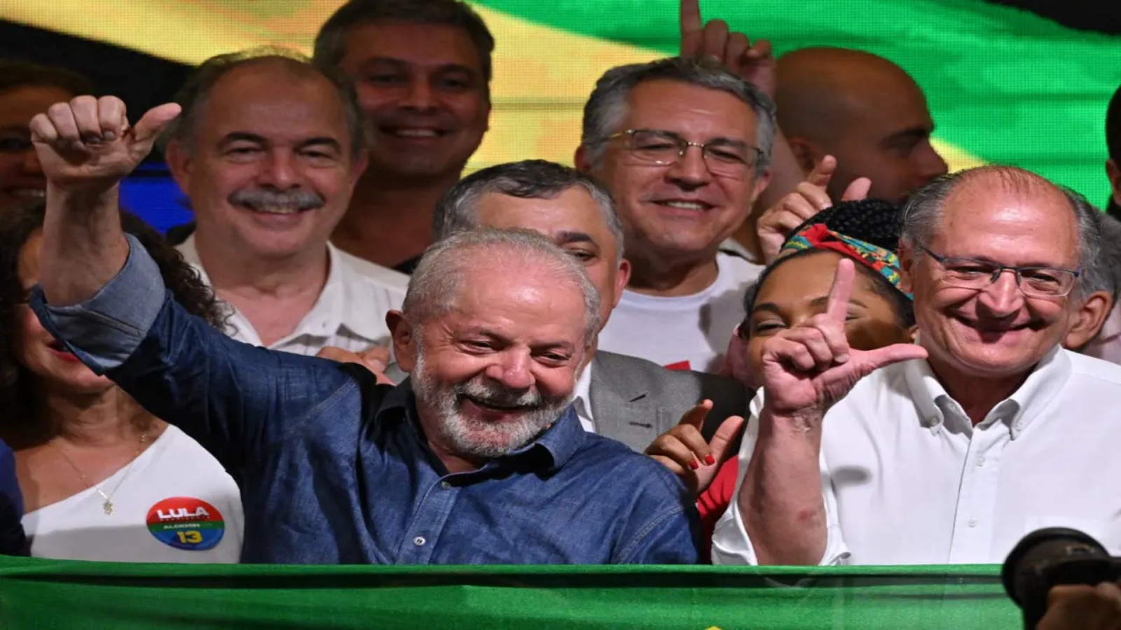 هزم الزعيم البرازيلي اليساري السابق لويز إيناسيو لولا دا سيلفا شاغل المنصب جايير بولسونارو في الانتخابات الرئاسية، إيذاناً بنهاية حكومة اليمين المتطرف في البلاد