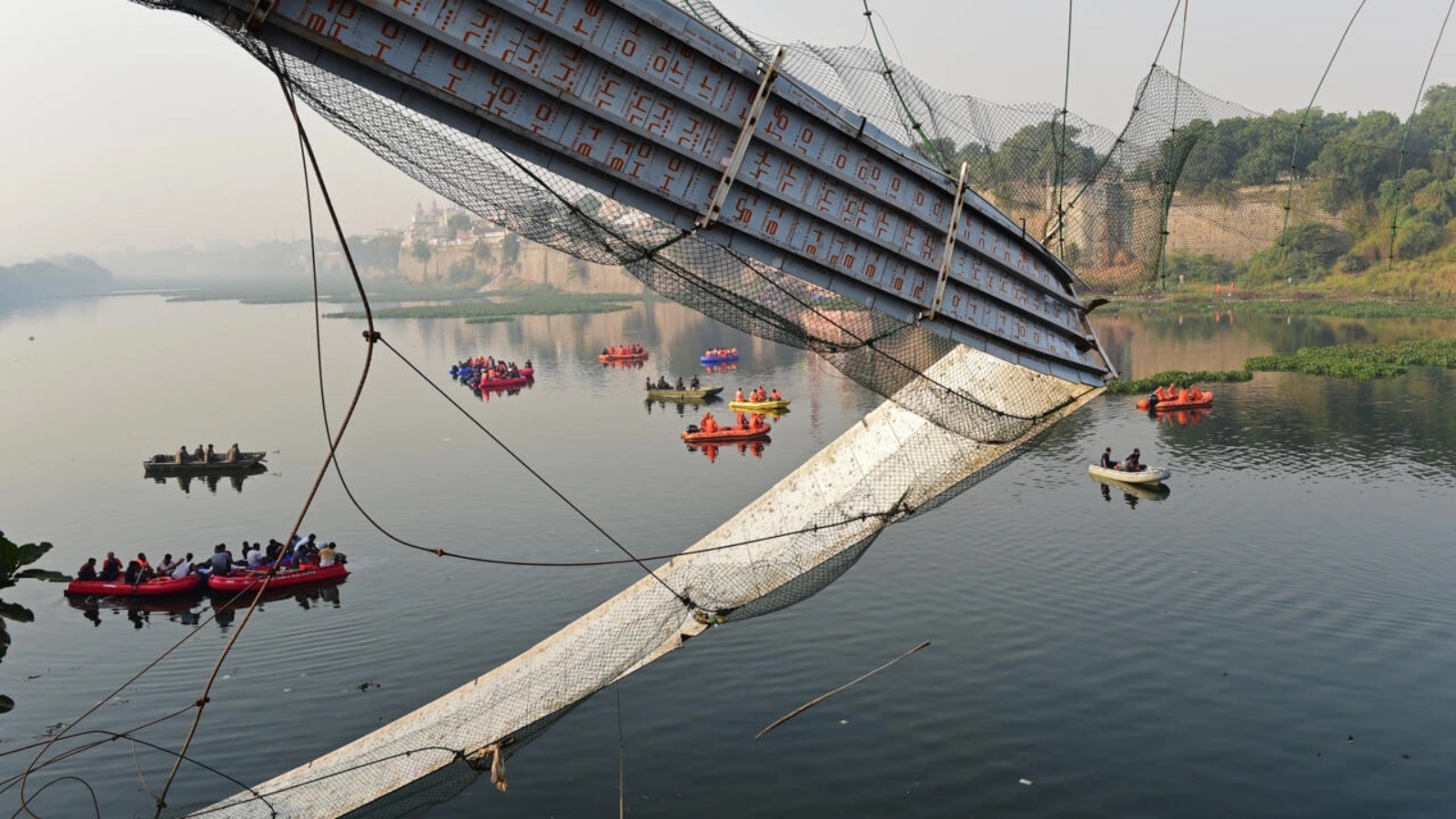 عمال إنقاذ يبحثون عن مفقودين بعد انهيار جسر في موربي في غرب الهند في 31 أكتوبر 2022