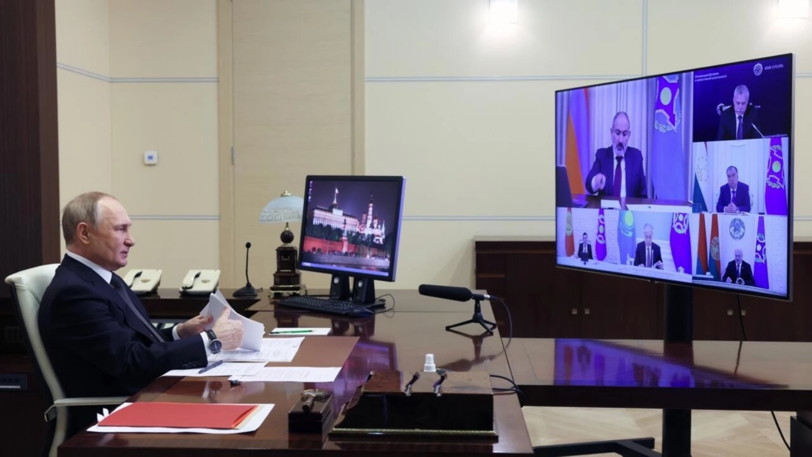 الرئيس الروسي فلاديمير بوتين يحضر لقاء مع قادة منظمة معاهدة الأمن الجماعي لبحث اجراءات دعم لارمينيا بعد اشتباكات على حدودها مع اذربيحان، خلال مؤتمر عبر الفيديو في 28 أكتوبر 2022 من مقره قرب موسكو