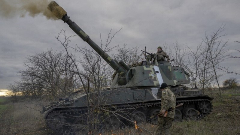 عناصر وحدة المدفعية الأوكرانية يطلقون النار باتجاه خيرسون في 28 أكتوبر 2022، خارج منطقة خيرسون، وسط الغزو العسكري الروسي لأوكرانيا