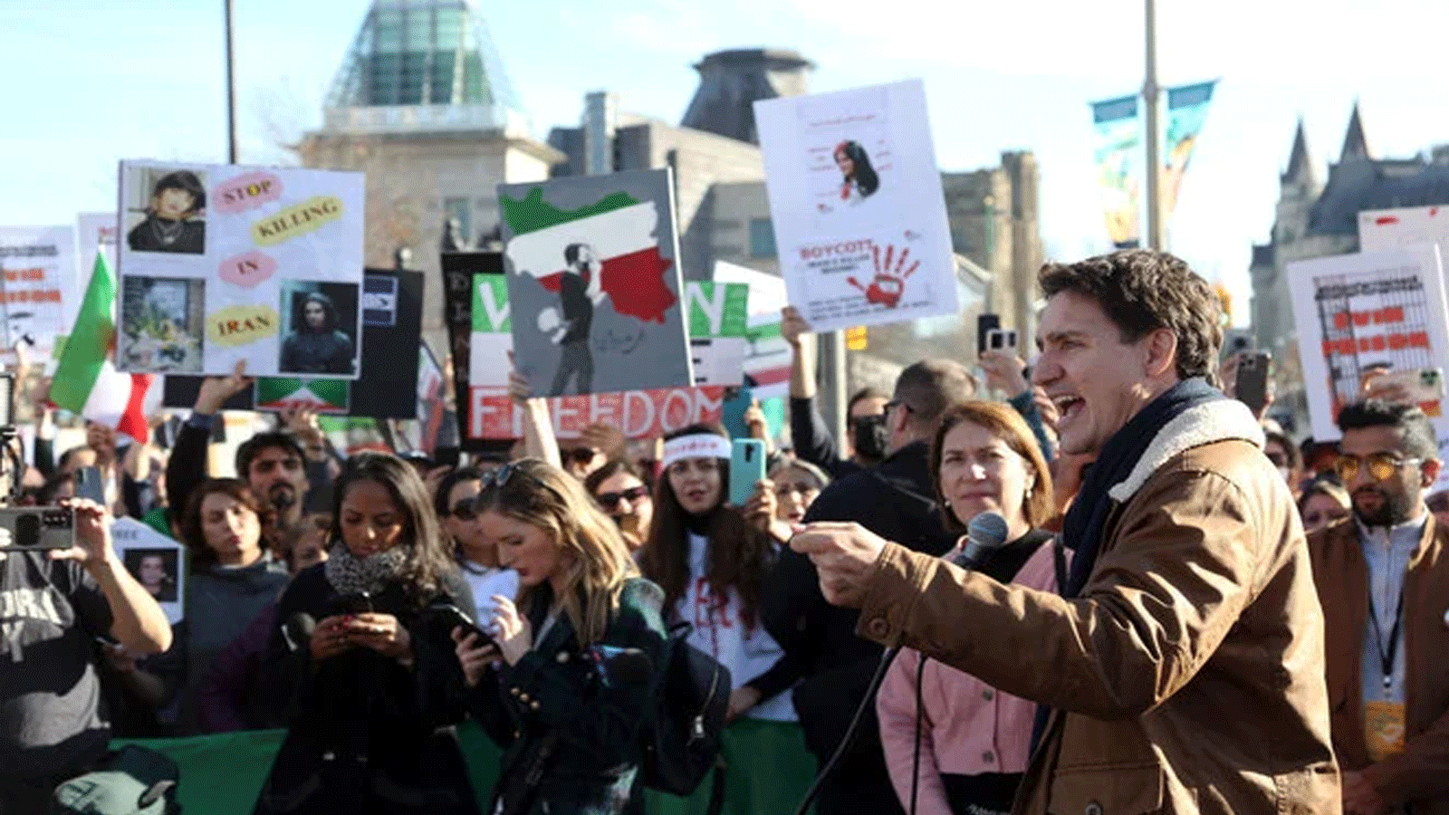 رئيس الوزراء الكندي جاستن ترودو يتحدث في احتجاج لدعم حرية المرأة في إيران. 29 تشرين الأول\أكتوبر 2022 في أوتاوا، كندا.