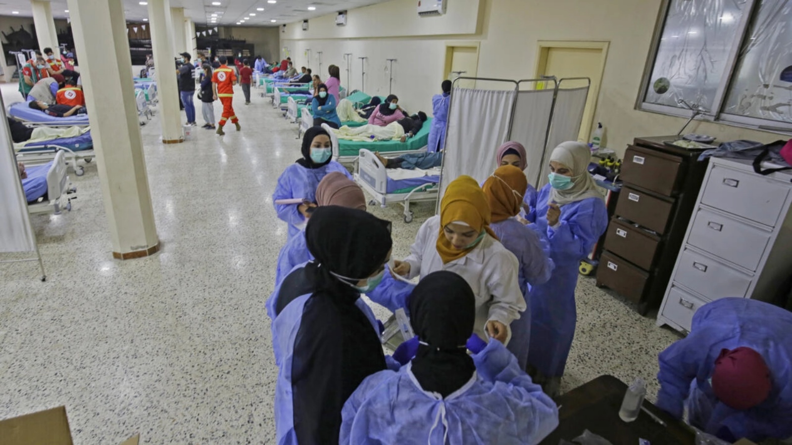 قاعة مسجد تحولت إلى مستشفى ميداني لاستيعاب مرضى الكوليرا في ببنين في شمال لبنان في 26 أكتوبر 2022
