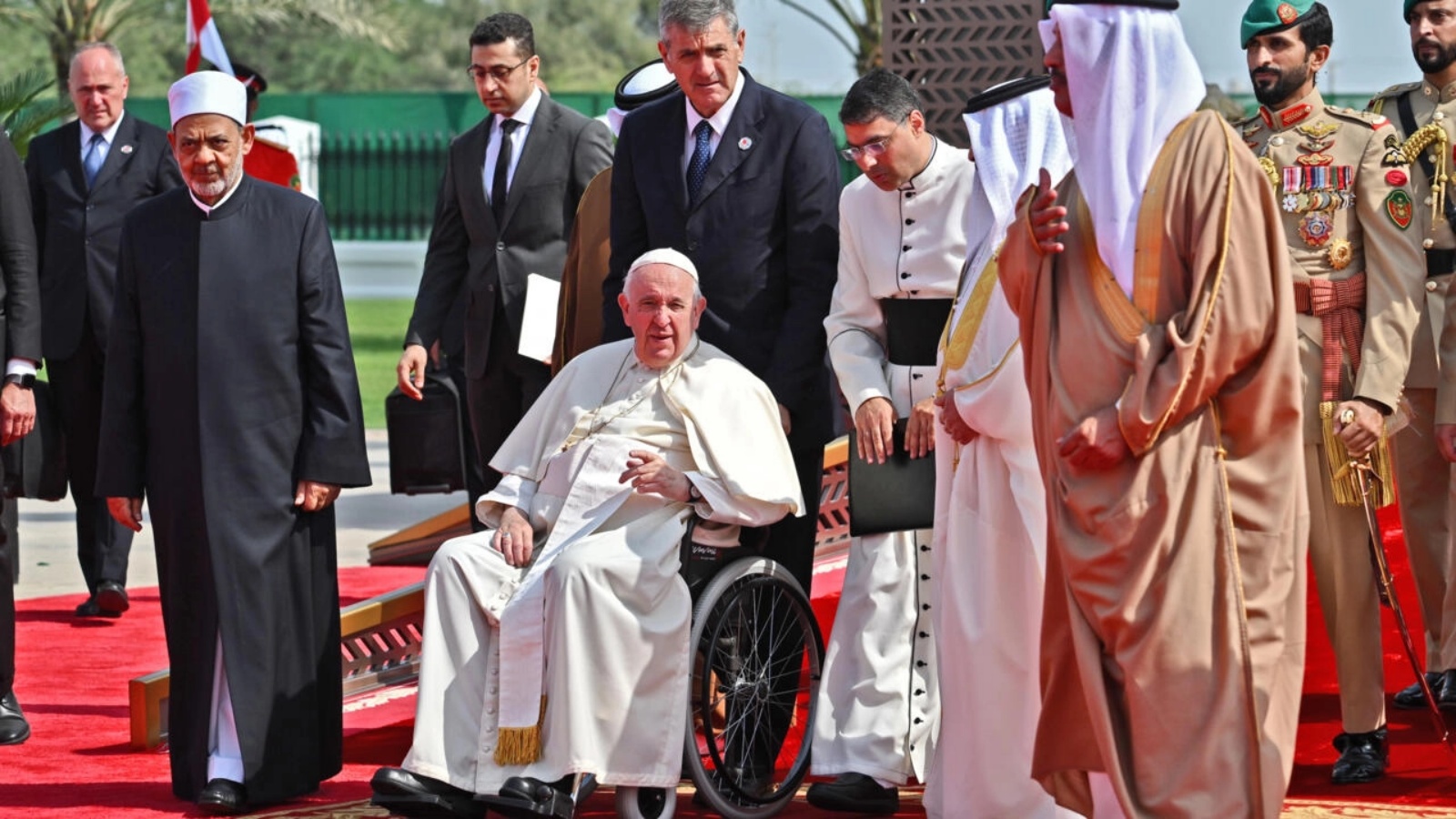 شيخ الأزهر الإمام أحمد الطيب (يسار) إلى جانب البابا فرنسيس (الثاني من اليسار) في البحرين بتاريخ 4 نوفمبر 2022