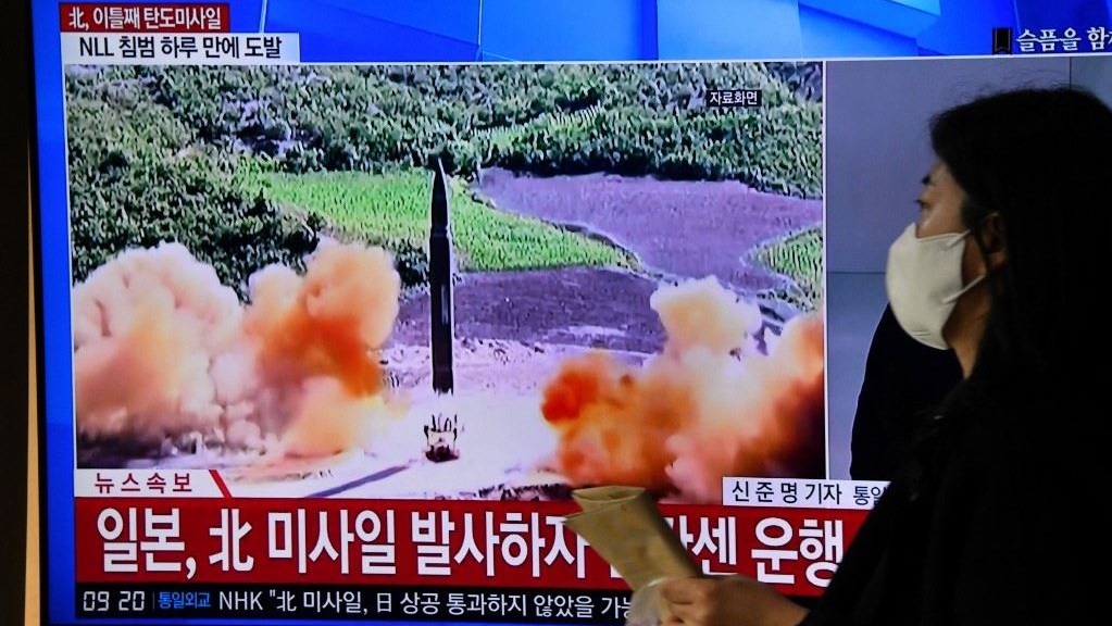 كورية الشمالية تشاهد على التلفاز إطلاق بيونغ يانغ صاروخاً بالستيّاً