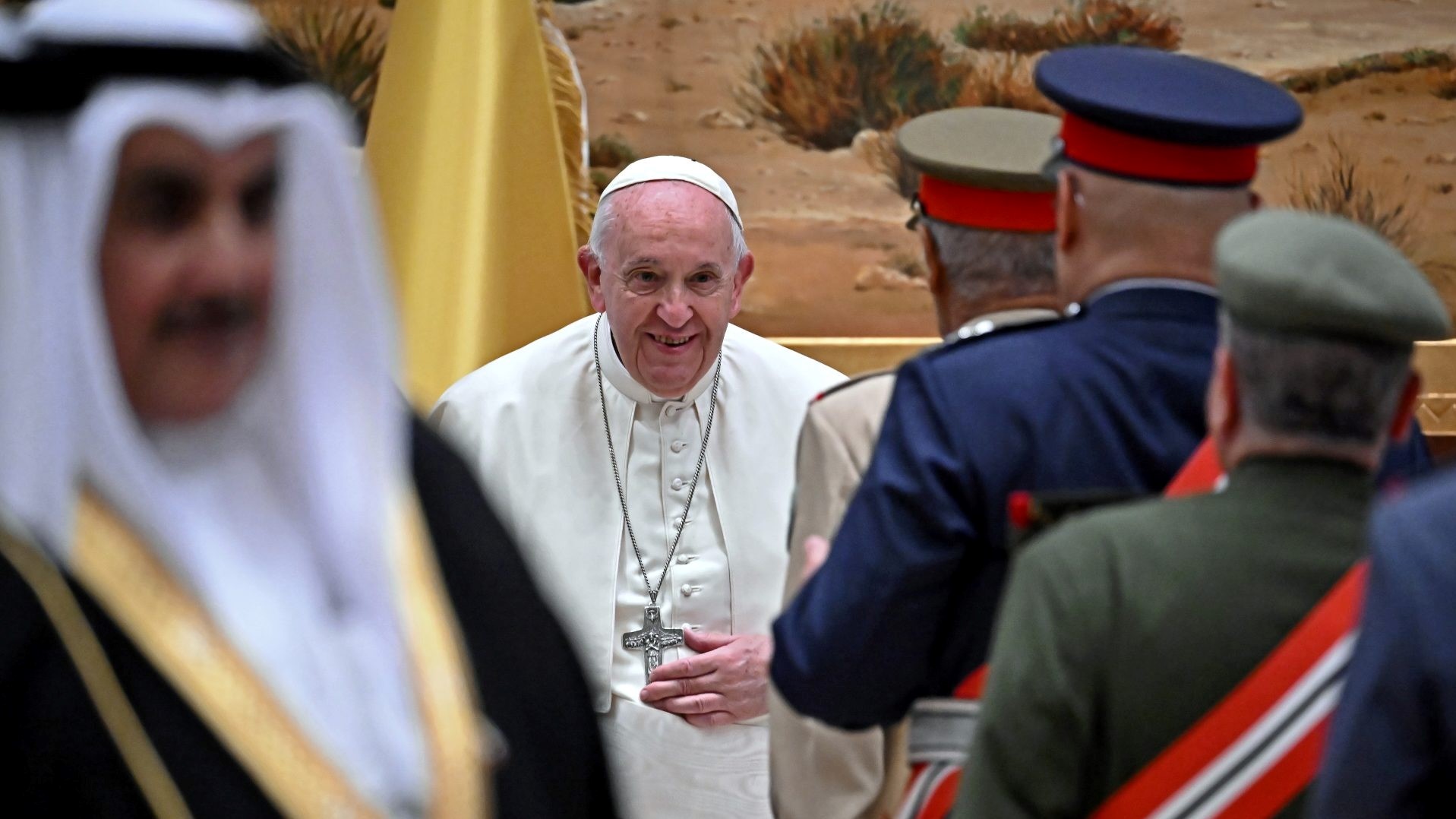 البابا فرنسيس يحيي شخصيات بارزة في مطار العوالي جنوب المنامة، البحرين، 3 نوفمبر 2022