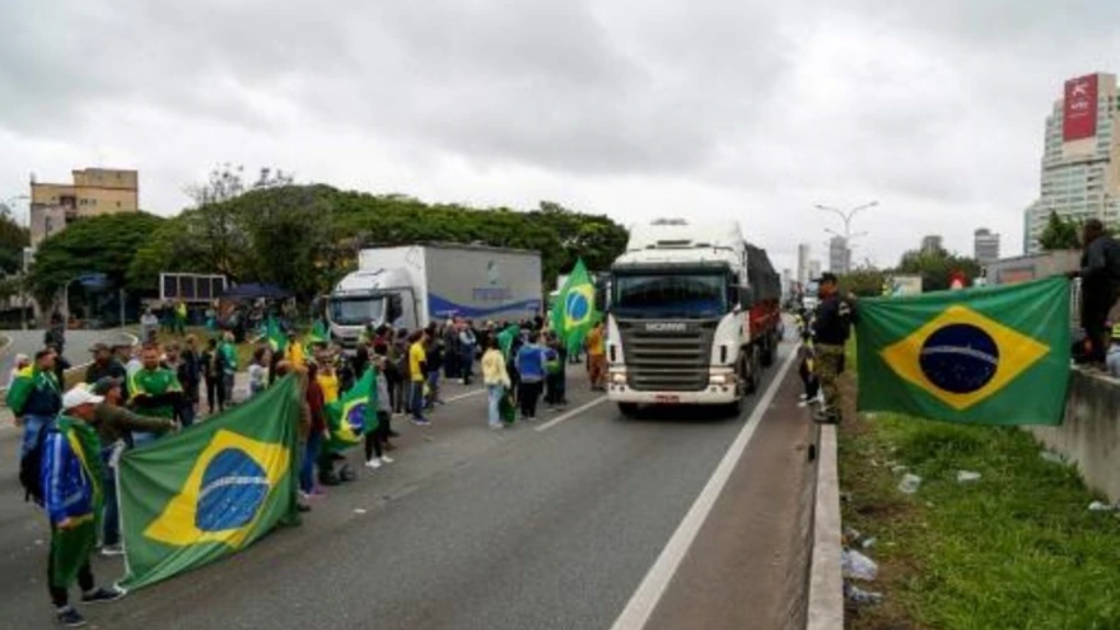 أنصار للرئيس البرازيلي المنتهية ولايته جايير بولسونارو يتظاهرون خلال إغلاق طريق كاستيلو برانكو السريع في ضواحي ساو باولو في 2 نوفمبر 2022