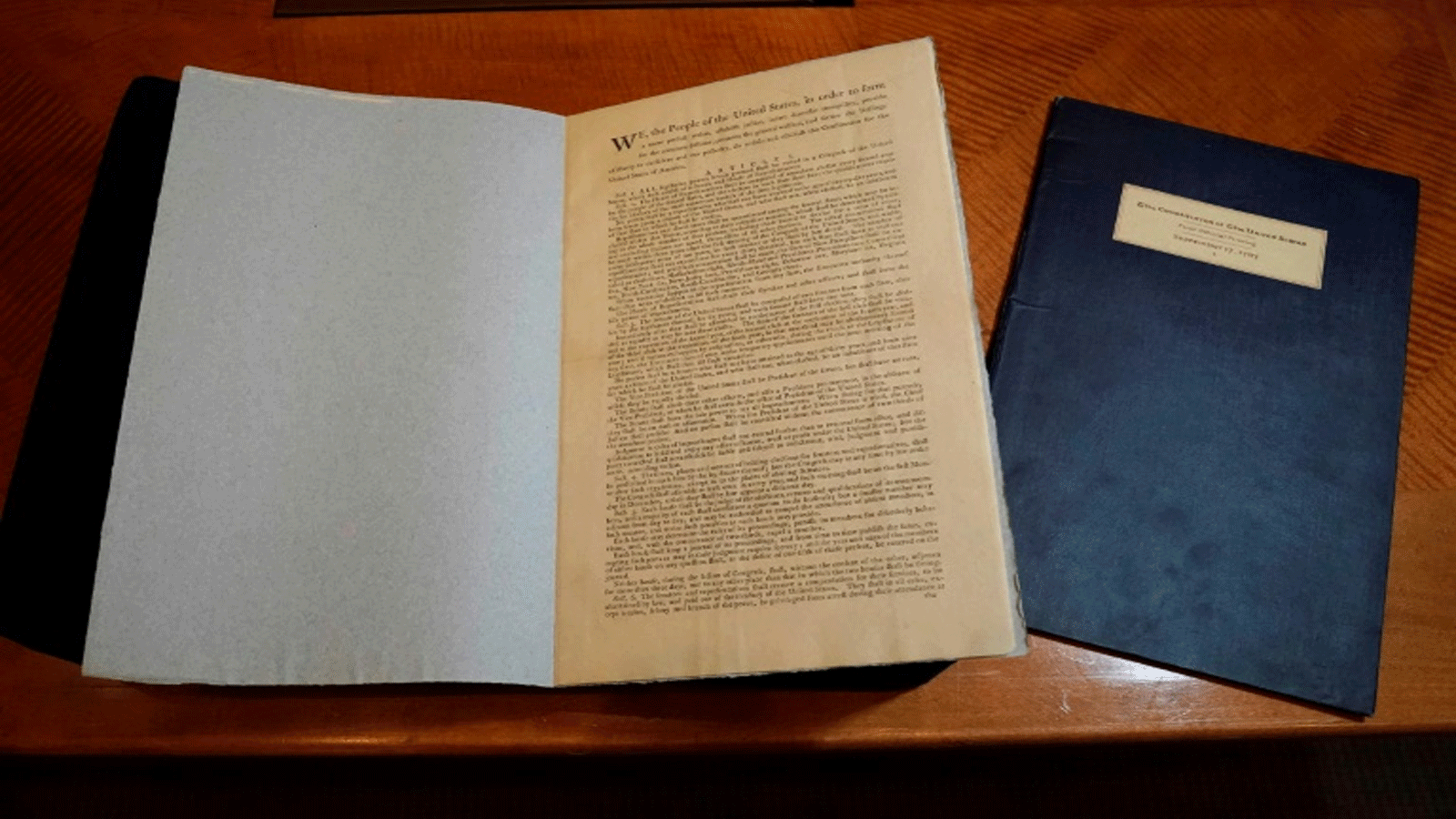 نسخة أصلية نادرة من دستور الولايات المتحدة لعام 1787، تم تصويرها في دار سوذبيز\ نيويورك بتاريخ 31 أكتوبر 2022، قبل مزادها المقرر في 13 كانون الأول\ ديسمبر مقابل 20 مليون دولار إلى 30 مليون دولار