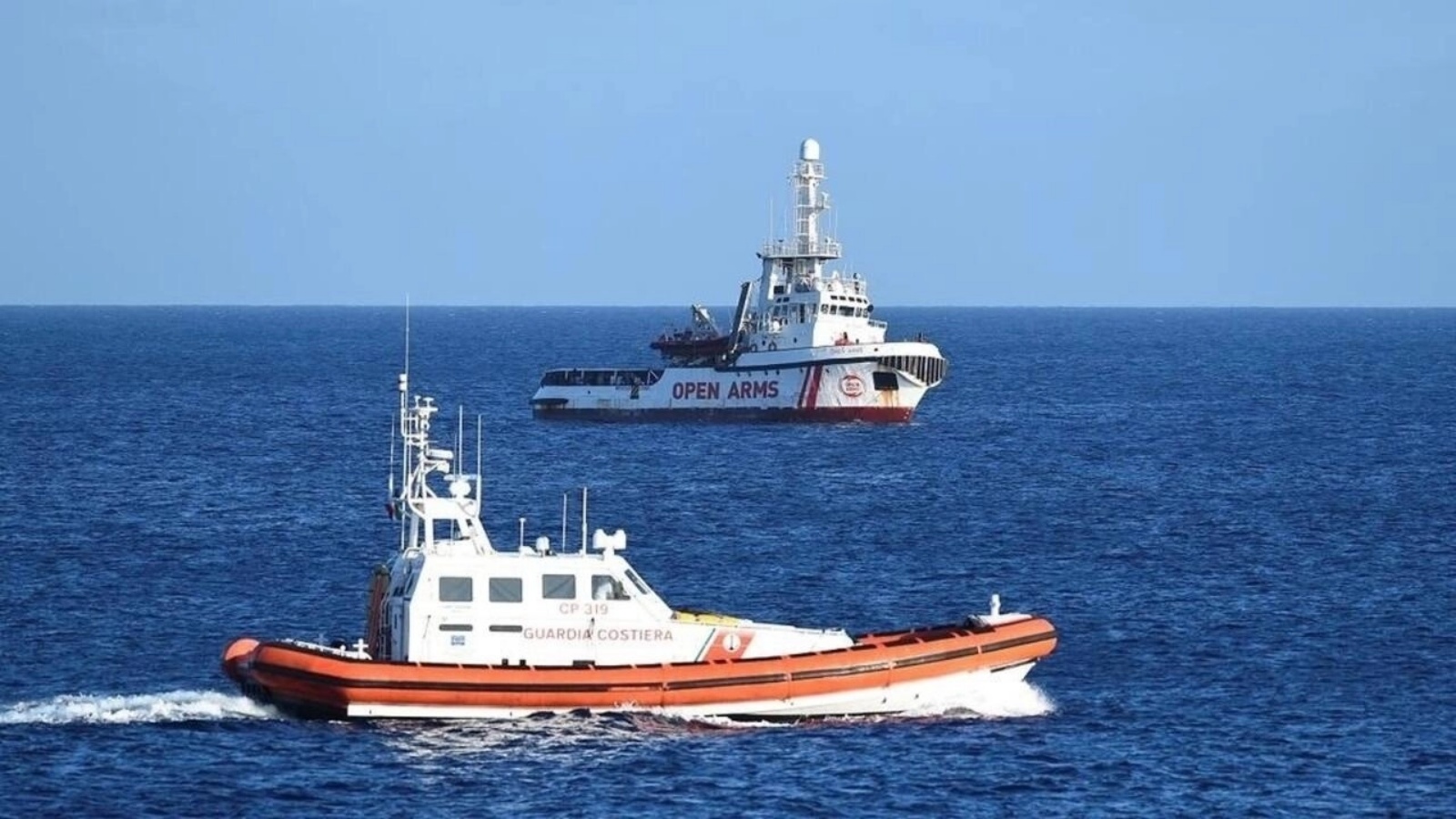 سفينة إنقاذ تقوم بنجدة مهاجرين قبالة سواحل ليبيا