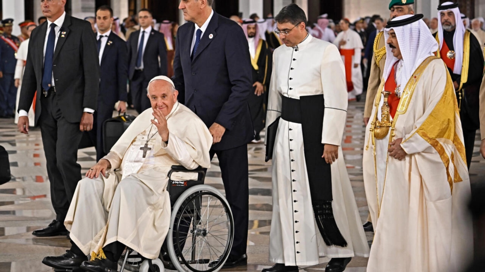 البابا فرنسيس برفقة العاهل البحريني في البحرين في 3 نوفمبر 2022 