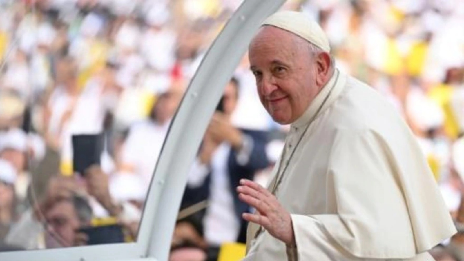 البابا فرنسيس أثناء وصوله في السيارة البابوية المفتوحة إلى استاد البحرين الوطني، حيث أحيا في 5 نوفمبر 2022 قداساً إلهياً حضره قرابة ثلاثين ألف مؤمن في اليوم الثالث من زيارته التاريخية الى البحرين