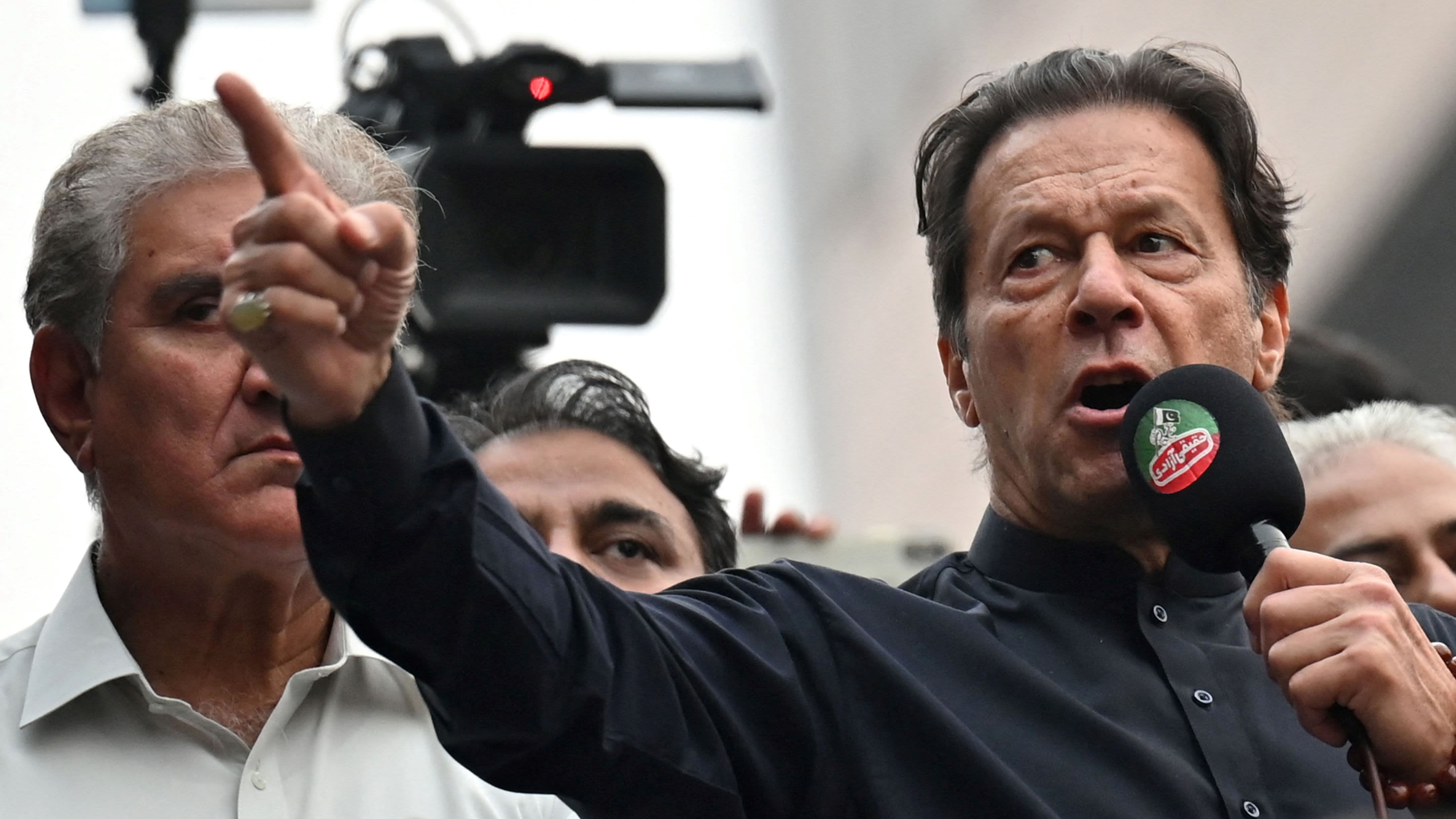 رئيس الوزراء الباكستاني السابق عمران خان (إلى اليمين) يخاطب أنصاره خلال مسيرة مناهضة للحكومة باتجاه العاصمة إسلام أباد ، للمطالبة بإجراء انتخابات مبكرة ، في جوجرانوالا في 1 نوفمبر 2022