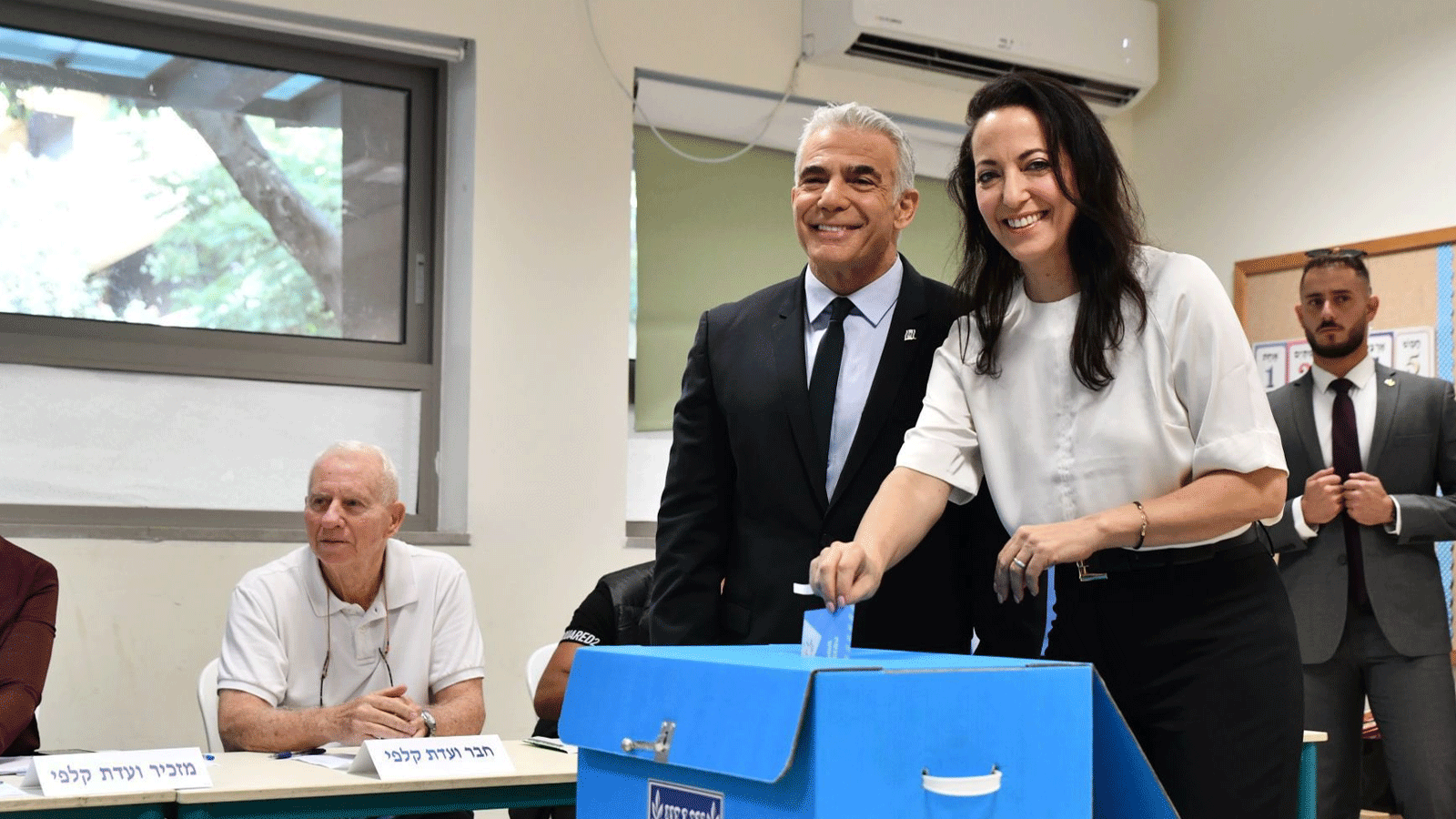 لقطة توثّق عملية اقتراع رئيس الوزراء الإسرائيلي المنتهية ولايته يائير لبيد وزوجته(تويتر)