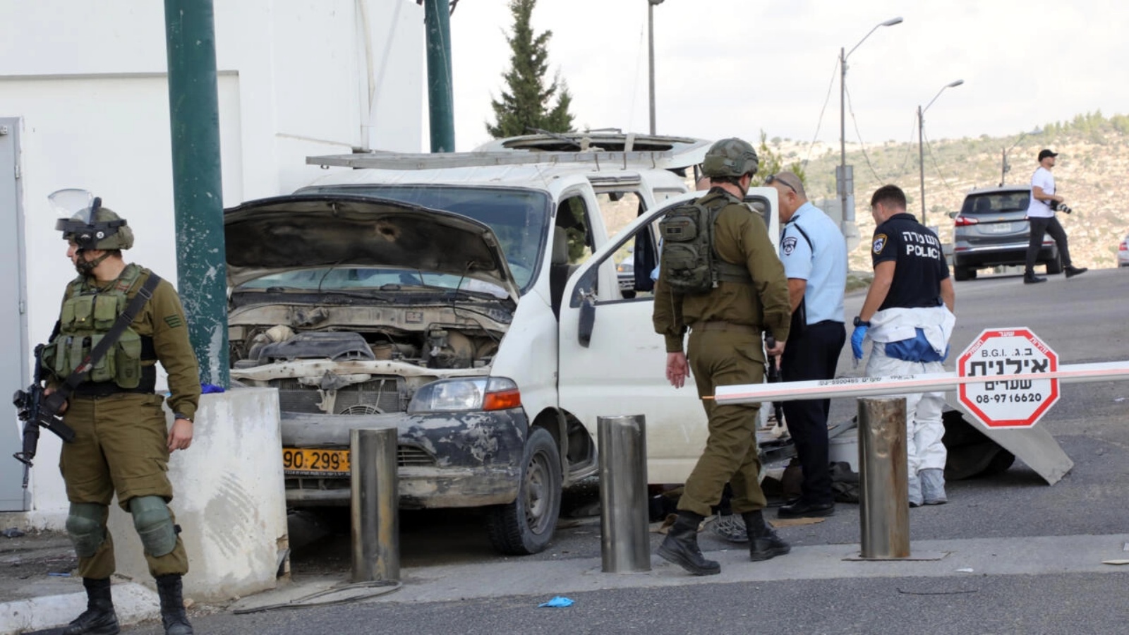 الجيش الإسرائيلي يفتش سيارة استخدمت في عملية دهس عند حاجز في الضفة الغربية المحتلة في الثاني من نوفمبر 2022