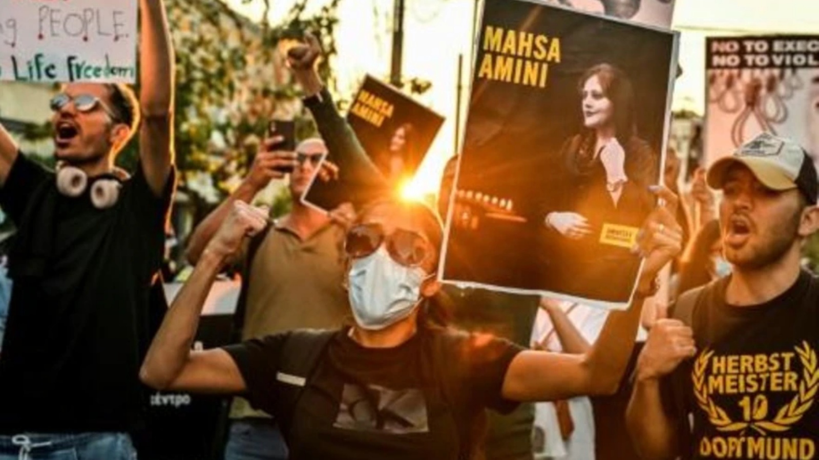 متظاهرة تحمل صورة الإيرانية مهسا أميني خلال تظاهرة للإيرانيين الذين يعيشون في اليونان وسط أثينا في 24 سبتمبر 2022